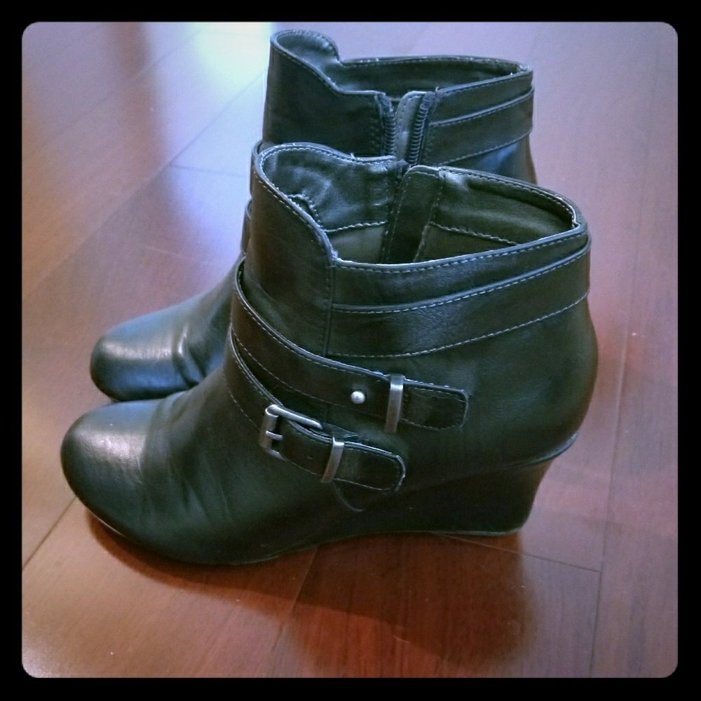 Kenneth Cole Reaction black wedge bootie